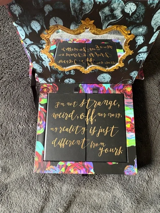 Urban Decay - Alice Through the Looking Glass palette - Picture 2 of 5